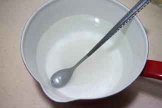 白糖入水中，中火煮开，白糖融化