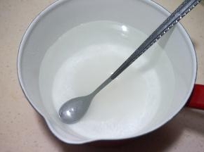 白糖入水中，中火煮开，白糖融化