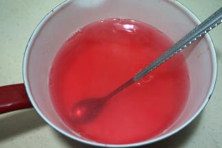 融化后的火龙果汁确实很艳丽；如果给小孩子吃，到此步可以结束啦！直接入模具中，加点水果丁冷冻2个小时，出来就是美艳艳的健康果冻啦