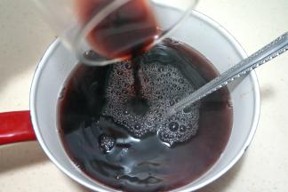 倒入红酒，混合均匀，小火煮2分钟就关火