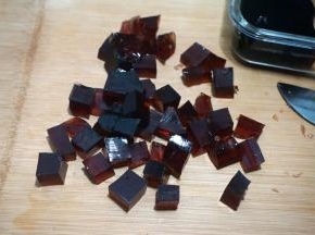 切块装盘即可食用；脱模时边缘会有一些破损，小心切块削边，成方块状