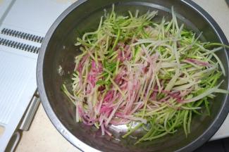 用擦丝器擦成细长的丝