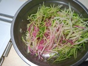 用擦丝器擦成细长的丝