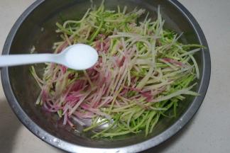 放一小勺盐拌匀，静置2、3分钟，将萝卜杀出一点点水来