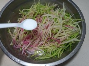 放一小勺盐拌匀，静置2、3分钟，将萝卜杀出一点点水来