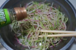 倒点苹果醋，口感更清爽，如果没有，此步可省略