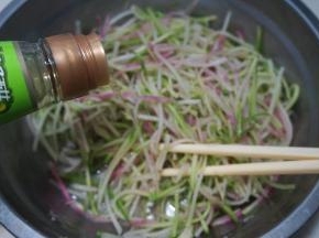 倒点苹果醋，口感更清爽，如果没有，此步可省略