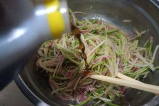 再来点米醋，更加酸爽，拌匀即可