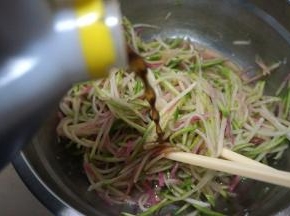 再来点米醋，更加酸爽，拌匀即可