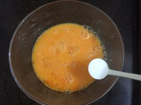 2. 把鸡蛋打散，加一小勺的盐，稍稍打发