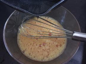 4. 记得是刚烧开的汤或水加进蛋液中一边加一边用手动打蛋器顺着同一个方向去搅拌（切记汤或者水一定要是，沸腾刚烧开的，沸腾刚烧开的的，沸腾刚烧开的的，重要的事情说三遍）