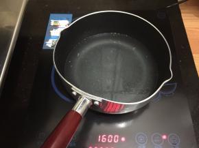 3. 骨头汤煮开，（嫌麻烦用白开水也可以的）