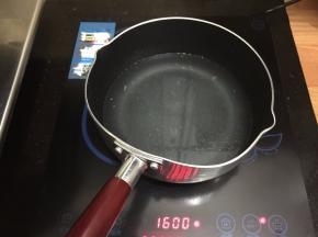 3. 骨头汤煮开，（嫌麻烦用白开水也可以的）