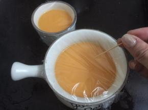 7. 用保鲜膜封住，用牙签扎几个小孔