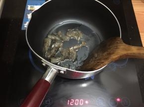 9. 这时另起一锅，冷油把剥出来的虾壳和虾头一起煸香