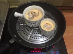 10. 蒸到有10分钟的时候开盖把虾码在水蛋上，再次上蒸