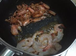 11. 这时已经把虾油煸好备用,有剩的虾也一起煸香