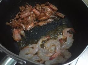 11. 这时已经把虾油煸好备用,有剩的虾也一起煸香