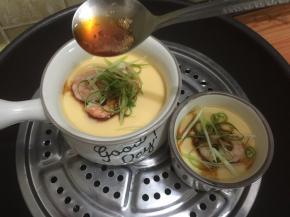 12. 起锅时放点葱末，加上1小勺生抽和1小勺虾油，香喷喷的出炉