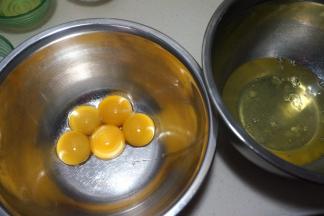 蛋白、蛋黄分离，蛋白入无油无水的打蛋盆中