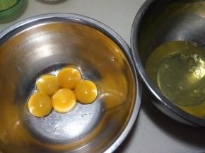 蛋白、蛋黄分离，蛋白入无油无水的打蛋盆中