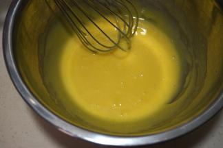 蛋黄中加入20克白糖、玉米油，用手动打蛋器混合均匀