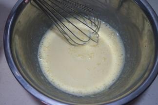 加入清水，打成均匀的蛋黄液