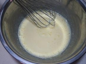 加入清水，打成均匀的蛋黄液