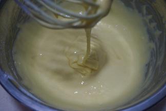 筛入面粉，以不规则的方向搅拌均匀，无干粉颗粒，提起打蛋器，蛋黄糊能比较顺畅呈丝带状垂落下来，放一旁静置备用