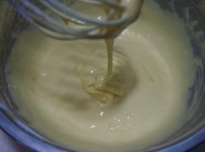 筛入面粉，以不规则的方向搅拌均匀，无干粉颗粒，提起打蛋器，蛋黄糊能比较顺畅呈丝带状垂落下来，放一旁静置备用