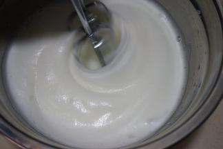 待蛋清打成白色细腻状时，加入三分之一左右白糖，继续中速打发