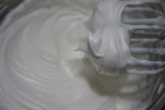 蛋白糊呈细腻有光泽状态时，提起打蛋器，蛋白呈较小的尖尖状就可以了；此时烤箱开始预热150度