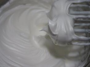 蛋白糊呈细腻有光泽状态时，提起打蛋器，蛋白呈较小的尖尖状就可以了；此时烤箱开始预热150度