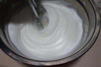 待打出明显纹路时，加入剩下的白糖，继续中速打发