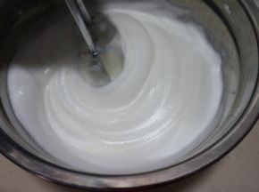 待打出明显纹路时，加入剩下的白糖，继续中速打发