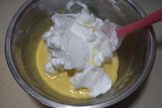 将三分之一蛋白糊入蛋黄糊中，用硅胶刮刀从下向上翻拌均匀