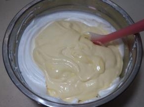 将混合好的糊糊倒回到蛋白糊盆中