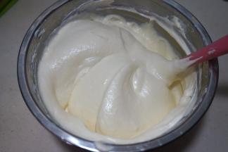 从下向上翻拌均匀，呈细腻有光泽的蛋糕糊