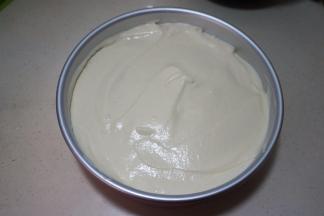 将蛋糕糊倒入学厨8寸活底蛋糕模中，表面用刮刀刮平，端起蛋糕模，从20公分高处向下坠落三次，震出蛋糕糊内部的大气泡