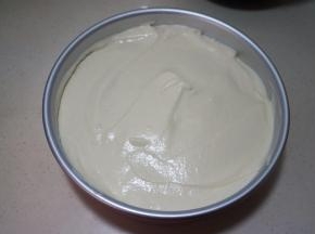 将蛋糕糊倒入学厨8寸活底蛋糕模中，表面用刮刀刮平，端起蛋糕模，从20公分高处向下坠落三次，震出蛋糕糊内部的大气泡