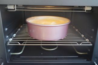 入预热好的烤箱中层，上下火150度，65分钟