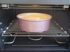 入预热好的烤箱中层，上下火150度，65分钟