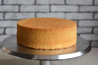 彻底晾凉后的蛋糕完美脱模，可以直接切块食用，也可以用来做奶油裱花蛋糕的坯子