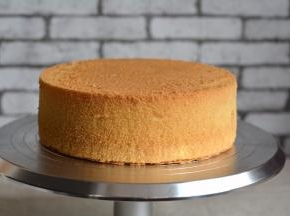 彻底晾凉后的蛋糕完美脱模，可以直接切块食用，也可以用来做奶油裱花蛋糕的坯子