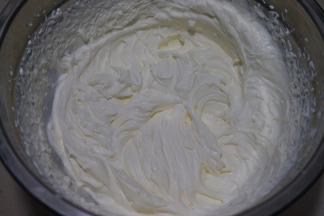 冷藏8小时以上的淡奶油取适量，加入1/10重量的白糖低速打发，细腻有纹路状就可以