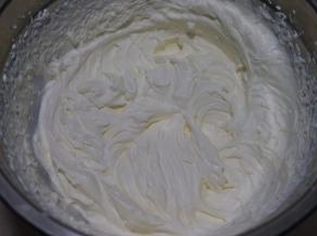冷藏8小时以上的淡奶油取适量，加入1/10重量的白糖低速打发，细腻有纹路状就可以