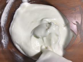 面糊的流动性是很差的，蓬松感很强，和蛋糕糊是不一样的。