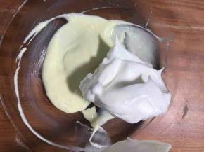 取三分之一蛋白加入酸奶糊中，动作轻柔翻拌混合均匀。