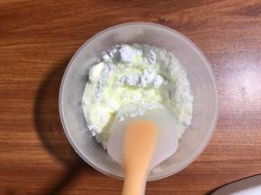 混合奶粉和玉米淀粉搅匀