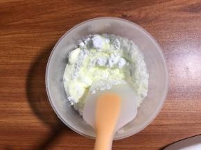 混合奶粉和玉米淀粉搅匀